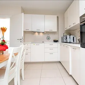 Guest house Elegant Spacious With Open Kitchen, Steps From Train Station